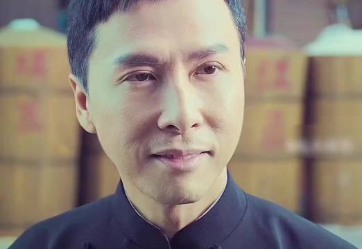 小时候的李小龙来拜师被叶问拒绝，长大后再次莱拜师又被拒绝了