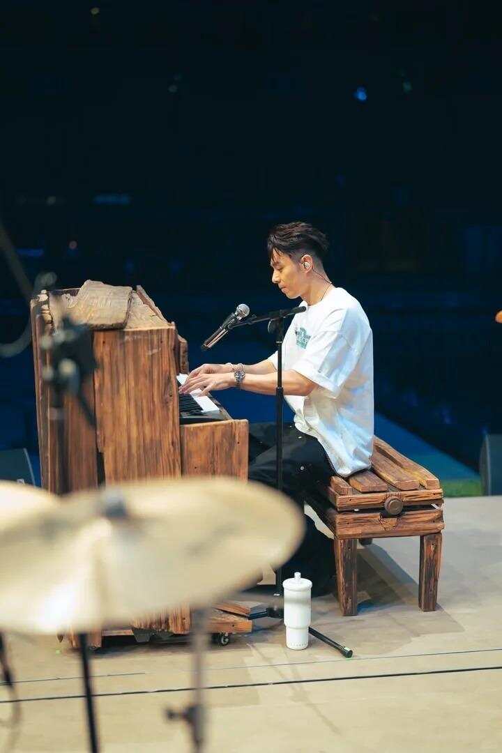 周柏豪“绽放之章”巡演佛山站首场开唱，出道19周年回顾引全场泪目