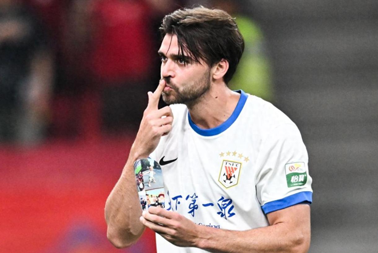 一场0-1，让上海海港吞下败仗，多踢1人主场沦陷，维塔尔成大罪人