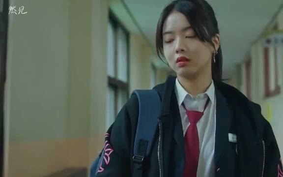 惹错人了！妹妹惨遭霸凌，疯批双胞胎姐姐顶替妹妹上学，反手直接扇飞校霸