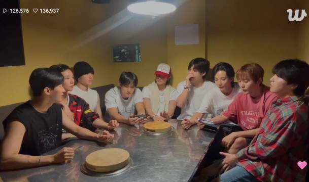 珉奎主办聚会，众人看蜘蛛侠并约定红色着装
