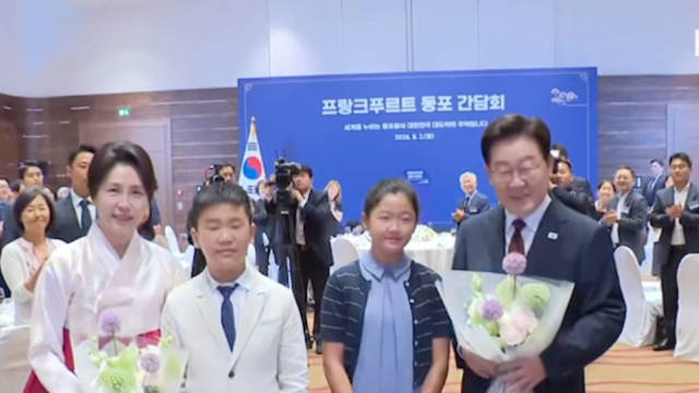 李在明夫妇在德国法兰克福出席韩侨宴会