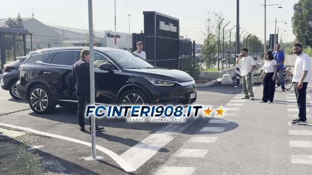 来了，斯通斯坐着BYD来了