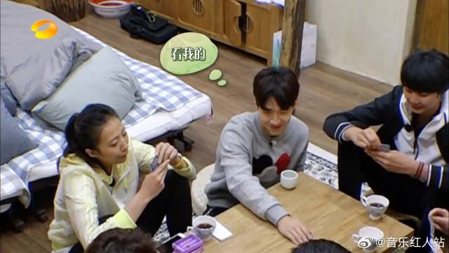 刘宪华高光时刻，玩牌把把赢，在女排面前疯狂炫耀！