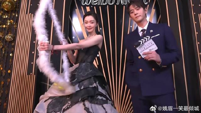 本以为宋轶穿旗袍够美！没想到穿蓬蓬裙走红毯才是真优雅丨微博