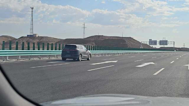 零跑B10路试车曝光，轻伪装高速飞驰