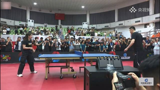 陈梦与杨鸣切磋球技，杨鸣称“让着我呢”