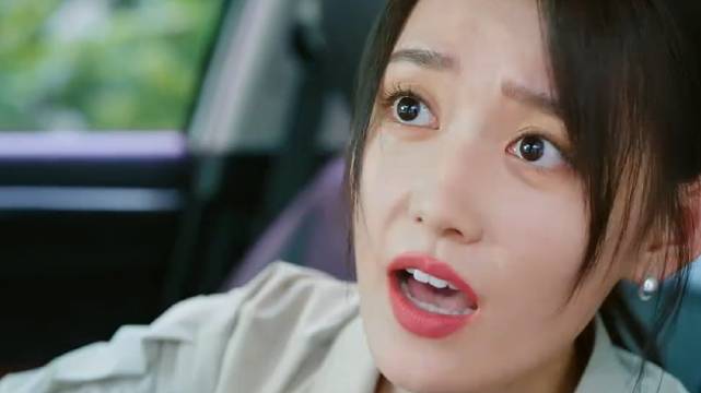 小伙开车看手机别车，大姐一招让其认错
