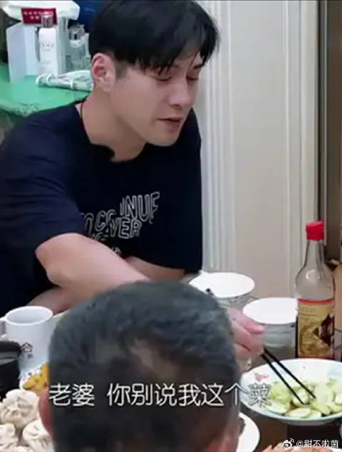 杜若溪做一桌菜没人心疼，严屹宽一道拍黄瓜，全家夸丨我家小两口