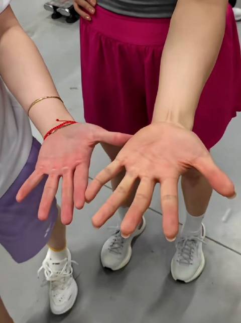 陈雨菲贾一凡 引体向上大PK俩人的手掌对比差好大哈哈哈哈 cr·刘杰