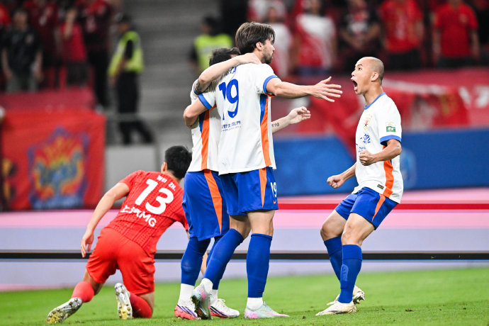 十人泰山客场1-0海港，终结十年不胜纪录