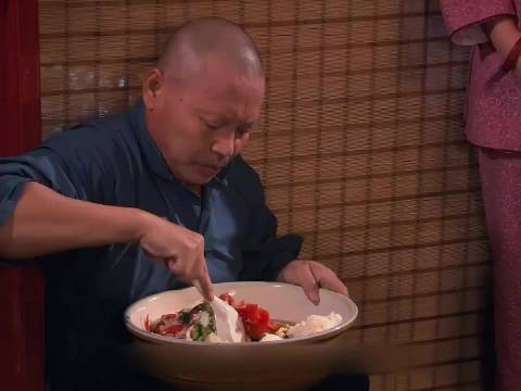 为哄七老爷高兴，郑老屁吃了一大桌子饭菜