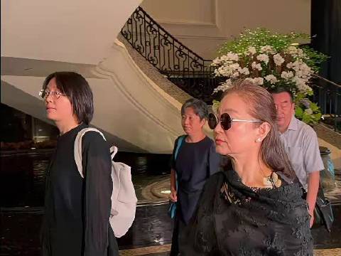 林青霞素衣墨镜现身施南生追思会，沉默送别挚友