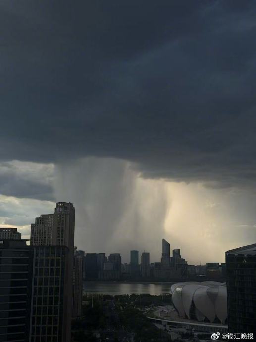 杭州雨幡和晴雨分界线同框是如何形成的? 杭州雨幡和晴雨分界线同框是如何形成的?