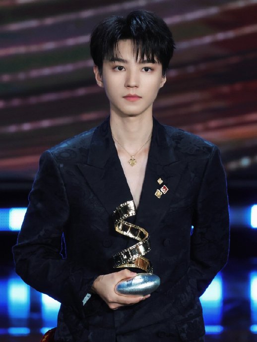 王俊凯新专辑中哪首歌与周杰伦御用编曲人林迈可合作？