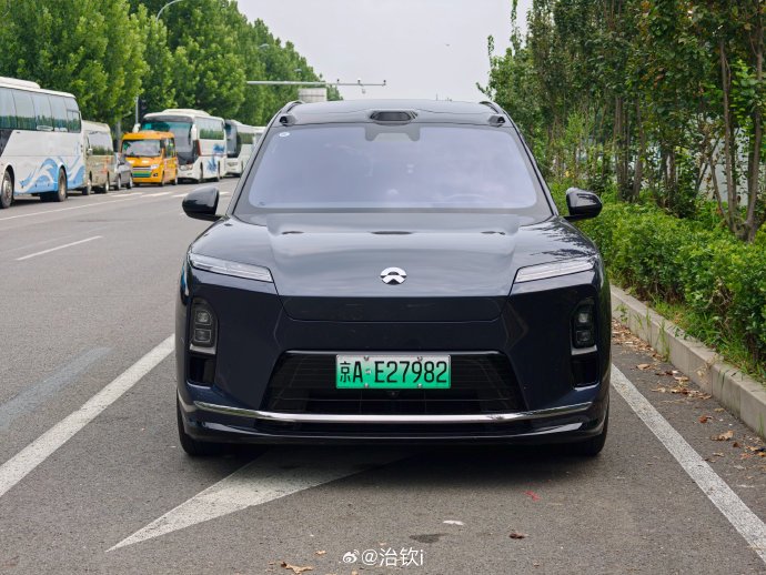 后排空间大的车，蔚来ES8和理想MEGA怎么选？