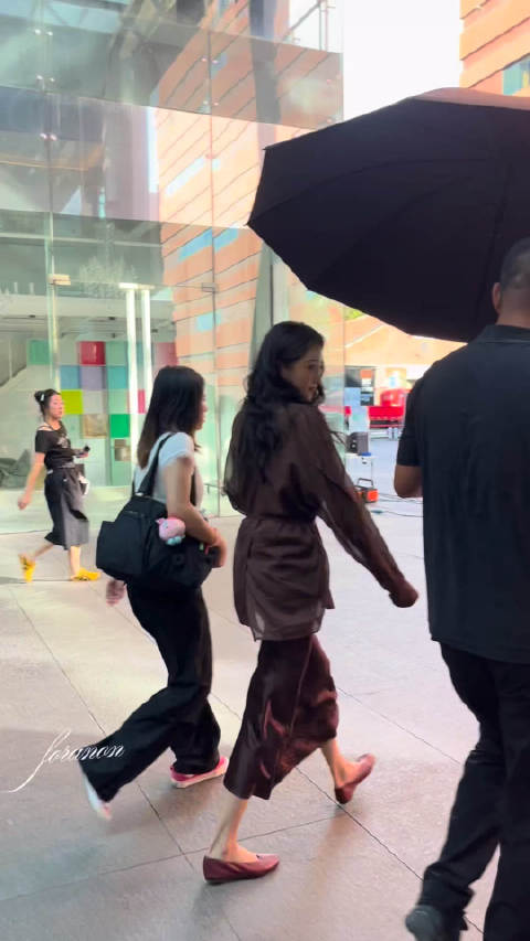 坐在地上休息看手机的时候正缘就这样经过我们