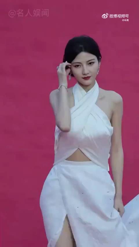 “被开叉裙硬控，杨幂如坐针毡，关晓彤紧紧捏住，佟丽娅一条腿支撑”