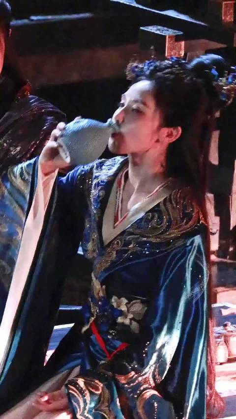 彭小苒朝无念杀青海报，红衣如火眉眼如刃