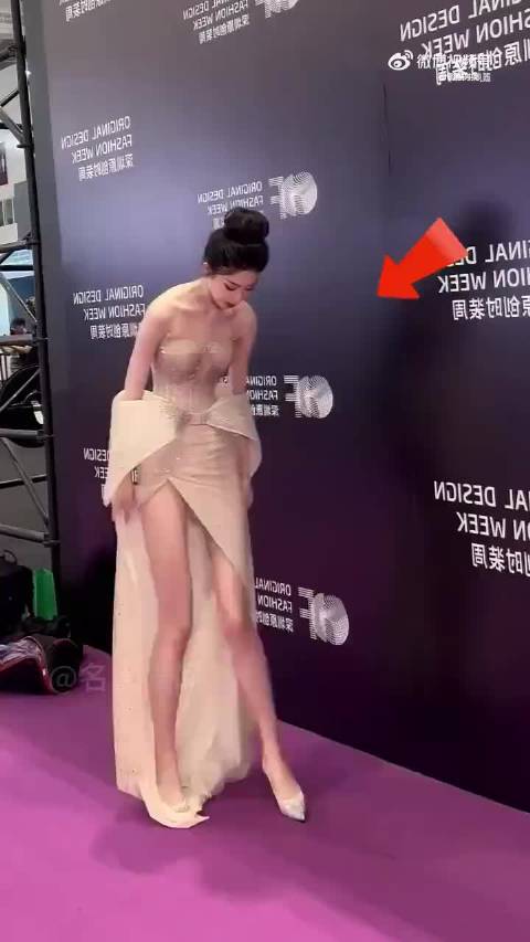 穿抹胸如何防走光？白鹿转身，秦岚有恃无恐， 孙千拿黄景瑜挡箭牌，虞书欣
