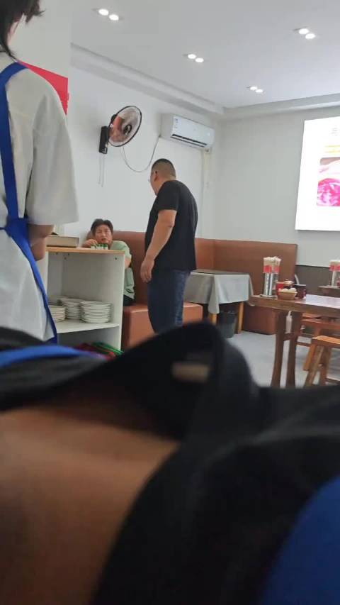 男子吃霸王餐后没钱，称周润发是他大哥