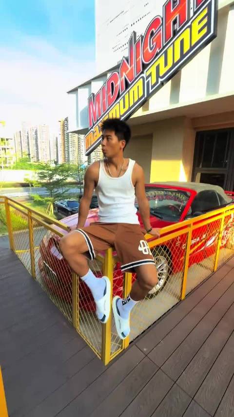 不知道这个蜘蛛侠会不会吐丝呢？