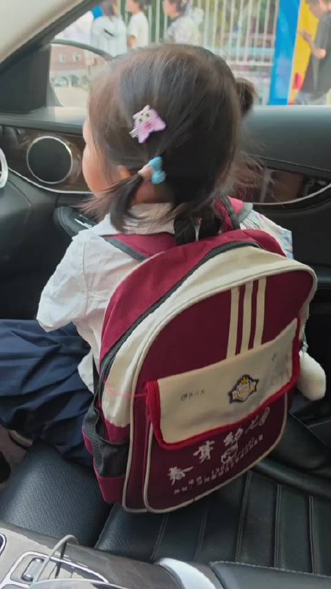 小女孩神似李逵走红，网友调侃该看红楼梦别看水浒传
