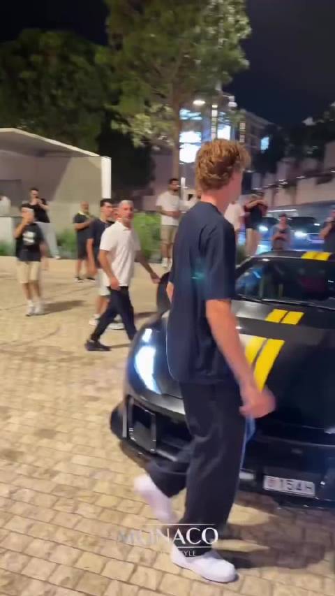 Cool Boy 辛纳在摩纳哥驾驶法拉利兜风 体育大赏网球