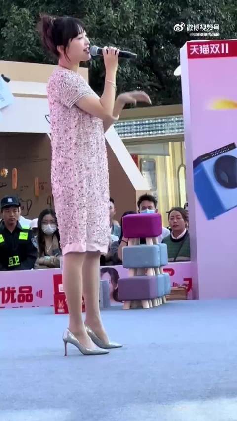 无伴奏，空旷的场地，还这劣质的音响，全靠唱功金莎撑着
