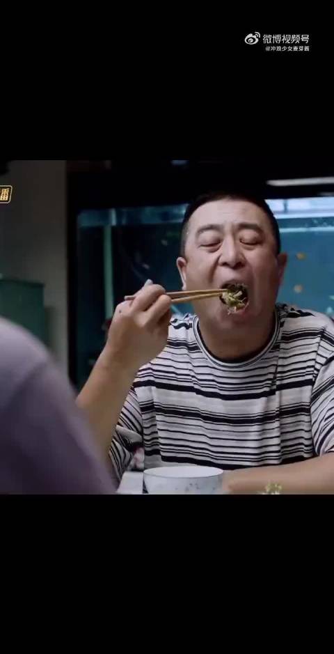 张嘉译嚼菜的表情像卡比巴拉吃豆撅子，闫妮一物降一物
