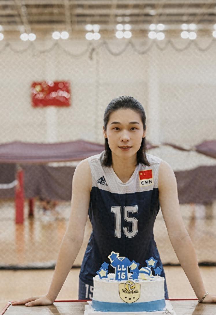 身高1米7，手握10枚奖牌，遭郎平弃用，退役后30岁就成大学教授