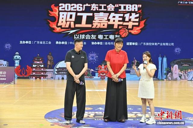 图为广东省篮球协会会长杜锋(左)和篮球名宿郑海霞(中)参加开幕活动。中新社记者 陈楚红 摄