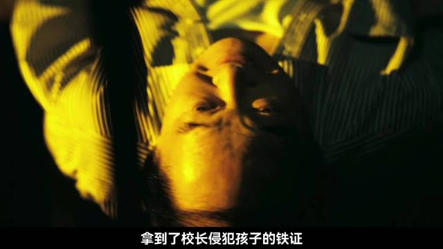 电影《熔炉》中罪犯获缓刑当庭庆祝，男孩铁轨复仇