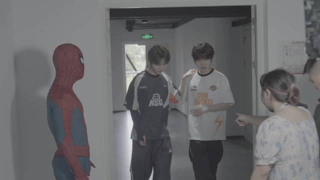 官方素材 稳稳摔落在蜘蛛侠怀里的