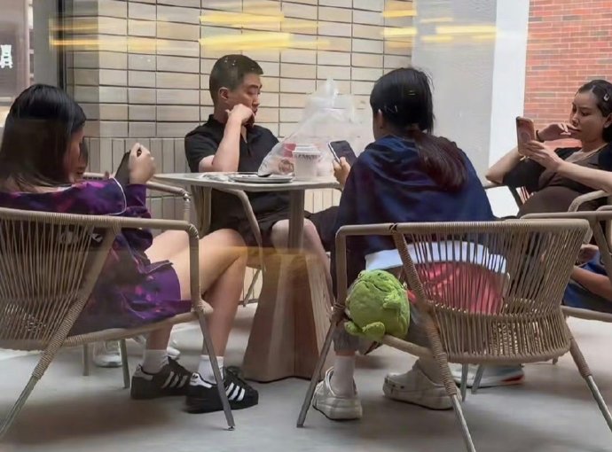 李想和妻子王蕾目前共有几个孩子？