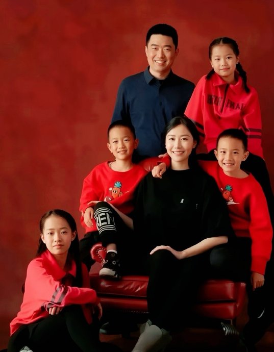 理想汽车CEO李想妻子被拍孕肚，第六孩传闻未回应