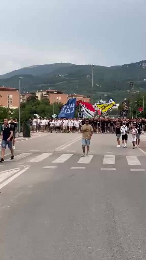 阿斯科利球迷与拉齐奥球迷联合游行，齐步进场