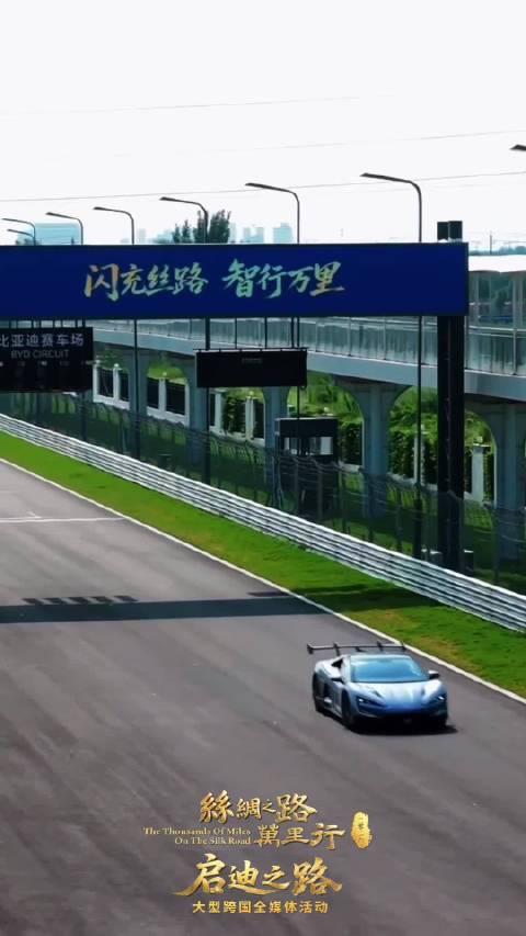 乌兹别克斯坦姑娘丽萨郑州体验新能源超跑与SUV