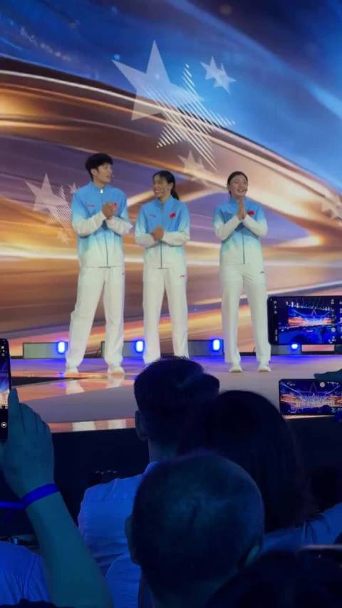王曼昱王楚钦亮相领奖服发布，韦唯与三位跳水冠军同唱亚洲雄风