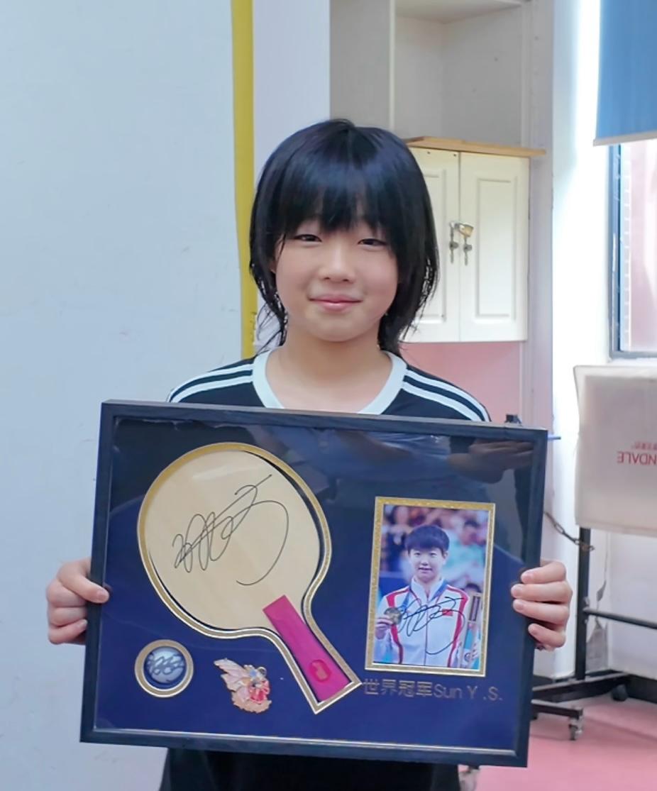 长沙11岁杀鱼妹妹走红后，主持人马可带儿子来“拜师”，并送上孙颖莎签名球拍