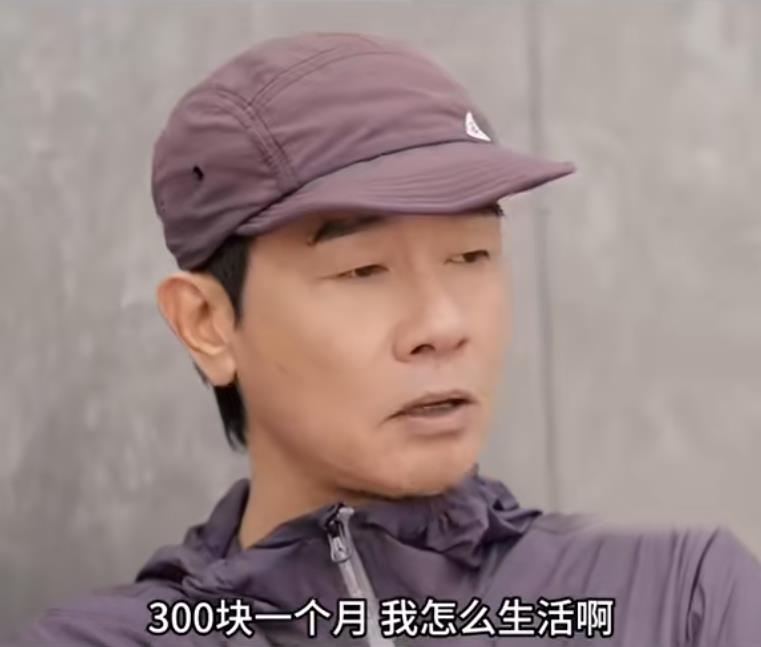 陈小春回忆刚入行，月工资只有300块，白天剪头发晚上去表演