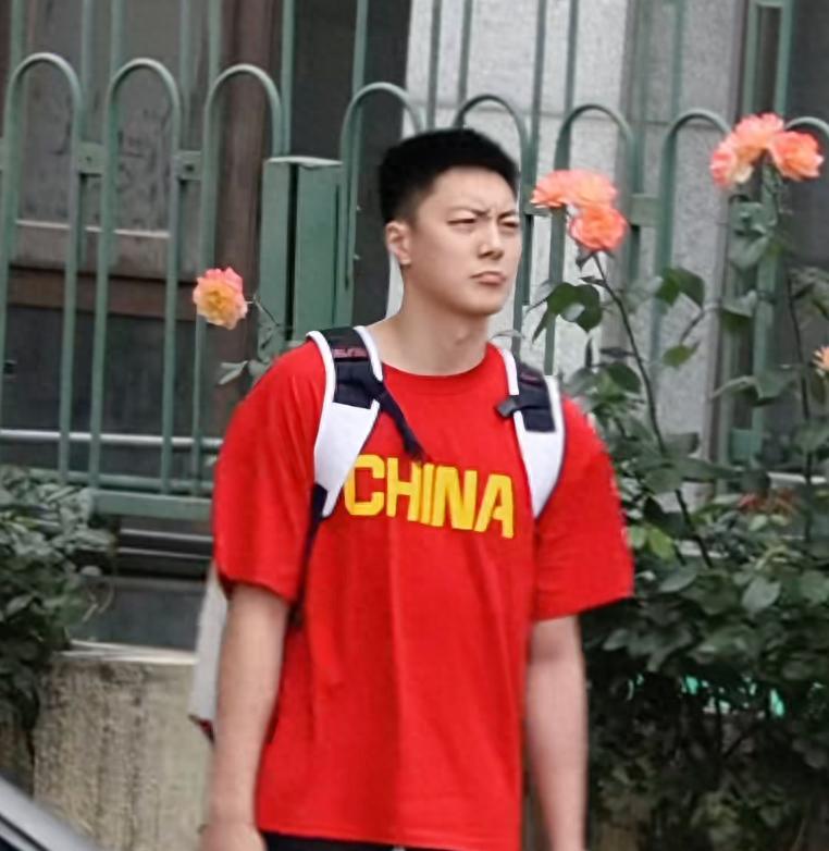 广东3消息：胡明轩抵京报到，赵睿租借系谣言，徐杰空降成都打球