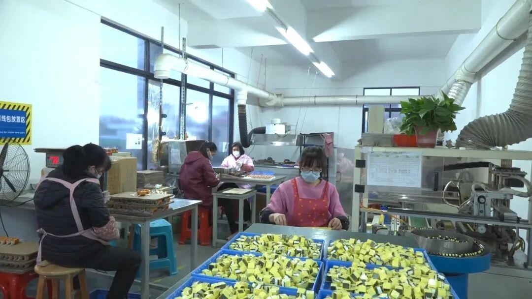 车间建在村口,岗位送到门口!韶关盯准群众身边的急难愁盼,把惠民实事办到群众心坎上 车间建在村口,岗位送到门口!韶关盯准群众身边的急难愁盼,把惠民实事办到群众心坎上