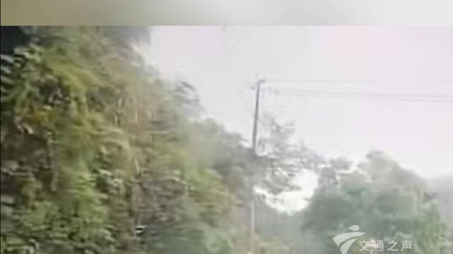 一车辆拐弯刹不住车变漂移，山路行驶，减速慢行