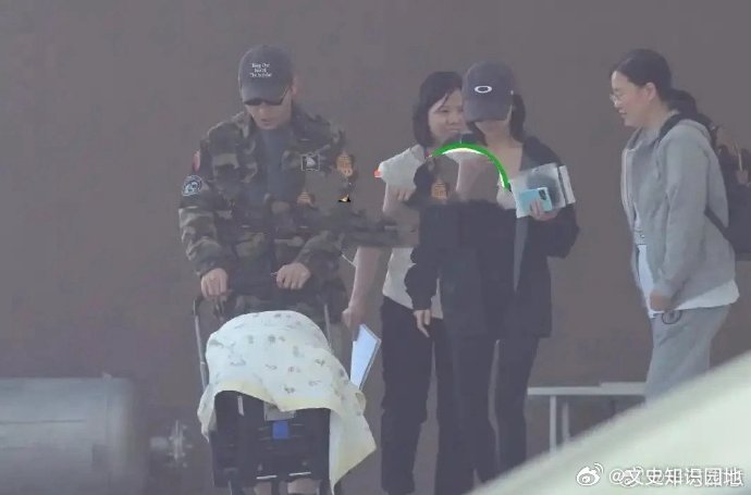 洪尧车内抽烟被拍时吴谨言是否在场？