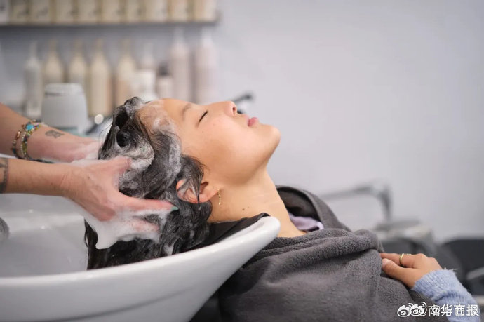 在家洗头如何模仿理发店的专业手法? 在家洗头如何模仿理发店的专业手法?