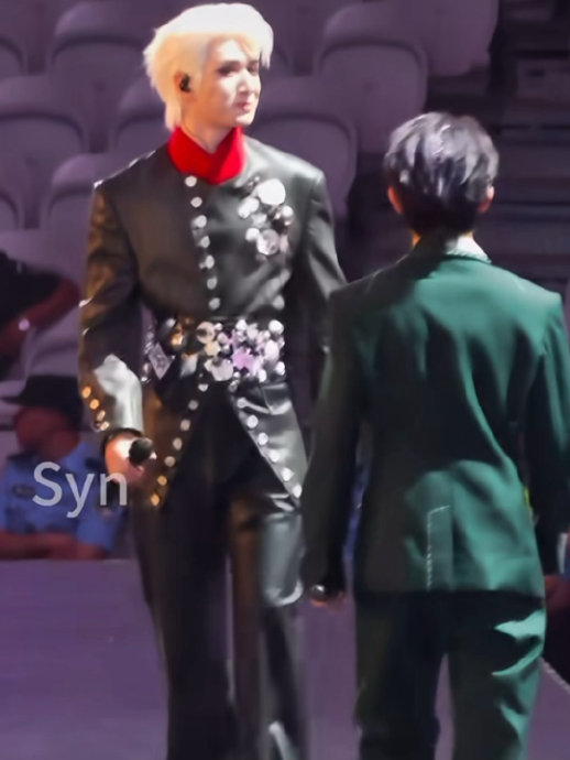粉丝如何看待严浩翔演唱会上连续两天笑场? 粉丝如何看待严浩翔演唱会上连续两天笑场?