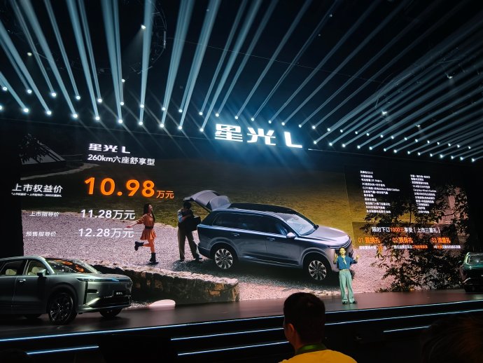 10-15万预算买车，五菱星光L的空间真有B级车那么大吗？