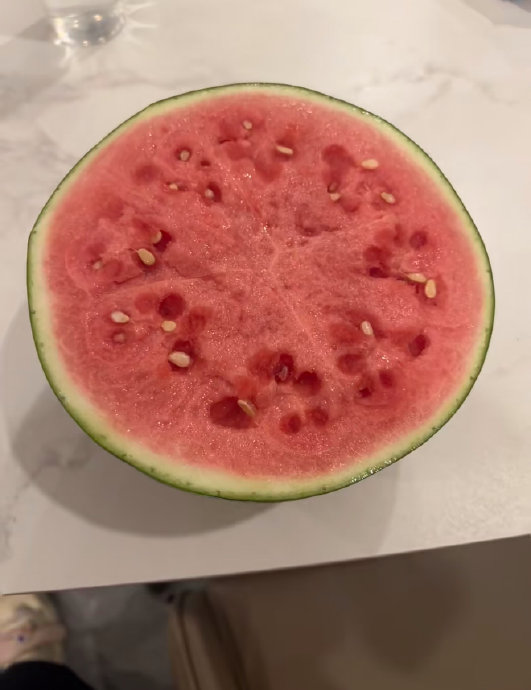 夏天切开的西瓜常温下最多能放多久? 夏天切开的西瓜常温下最多能放多久?