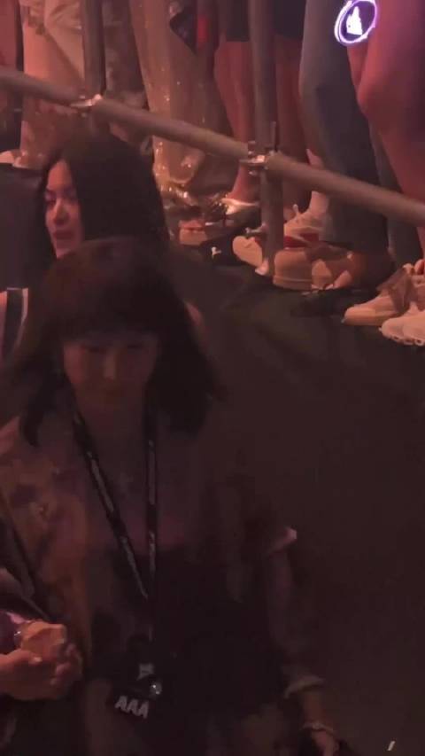 吴建豪新婚妻子现身F4演唱会，好漂亮吧！